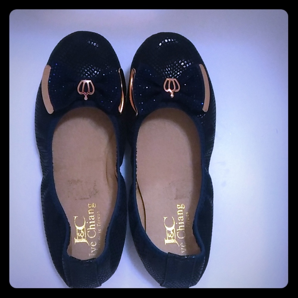 Cute bow-tie flat show with soft bottom